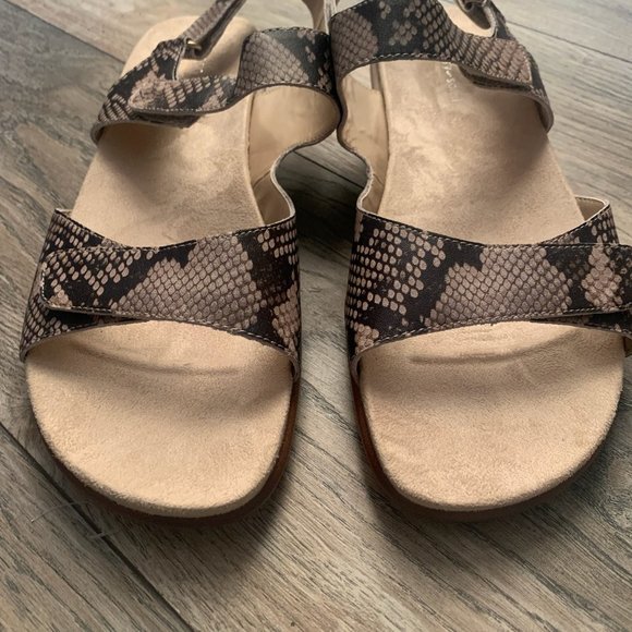 EASY SPIRIT HARTWELL WOMEN'S SNAKESKIN PRINT WEDGE SANDALS 11M-NICE! - Picture 3 of 9
